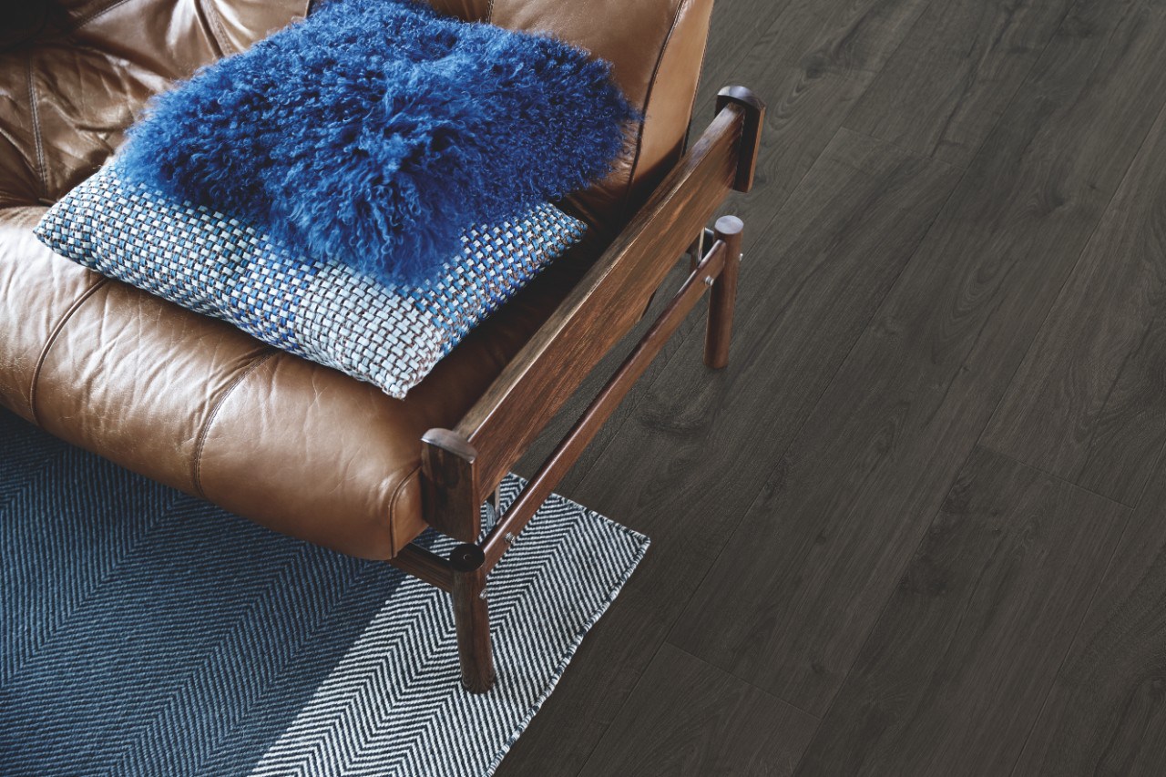 Ламинат Pergo Skara Pro Дуб Черный L1251-03869 1380×190×9 фото в интерьере